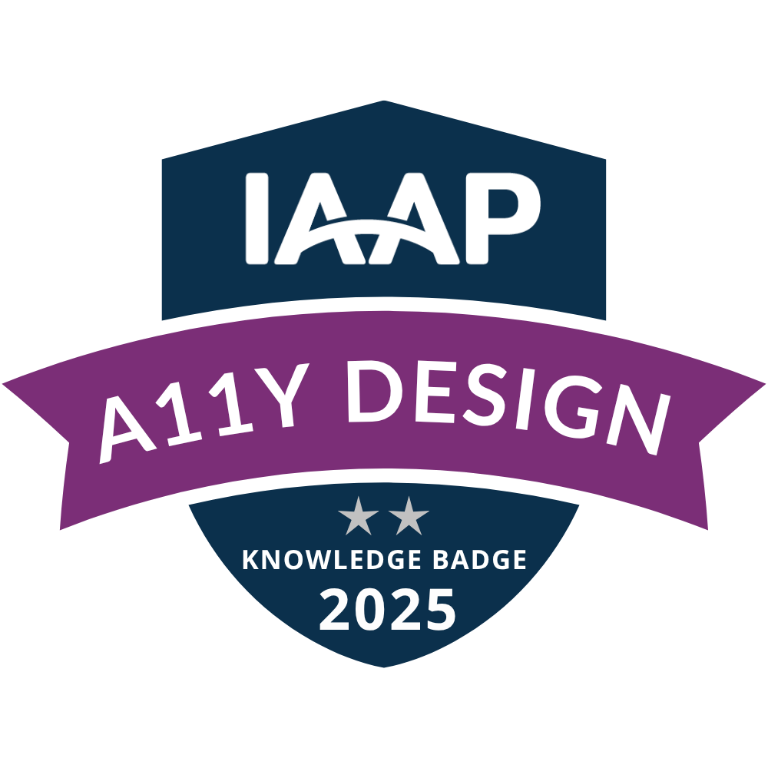 Badge do IAAP (2025) para A11Y DESIGN. Em formato de escudo azul-escuro com uma faixa roxa central, e duas estrelas na base.