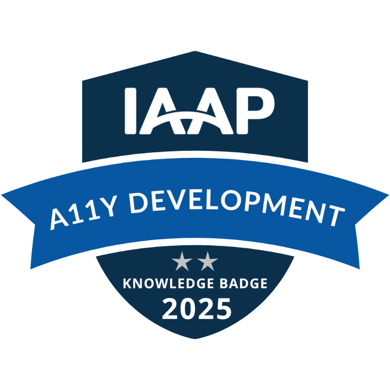 Badge do IAAP (2025) para A11Y DEVELOPMENT. Escudo azul-escuro com faixa azul e duas estrelas na base, com os textos em inglês KNOWLEDGE BADGE e 2025.