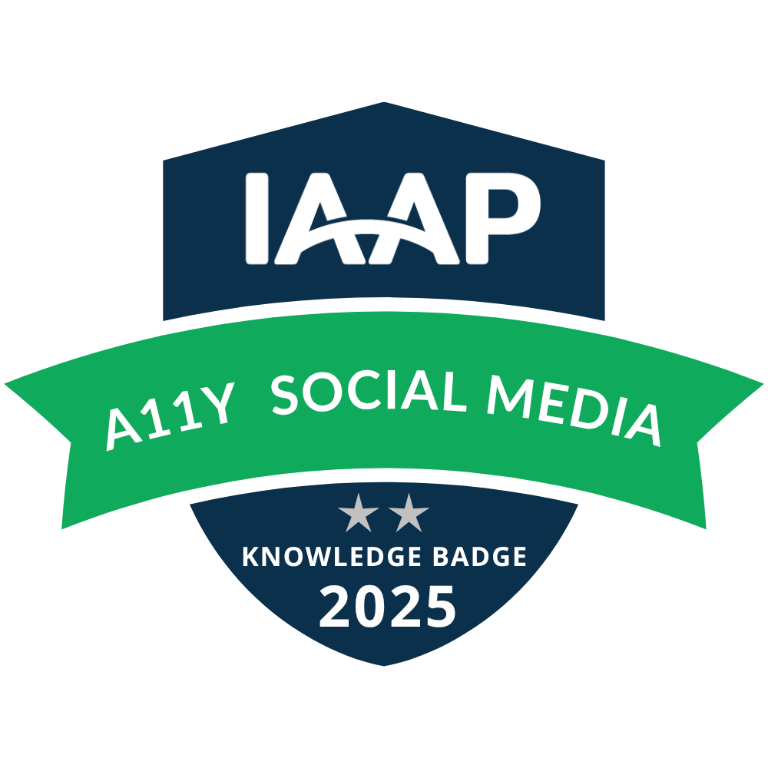 Badge A11Y SOCIAL MEDIA do IAAP (2025). Em formato de escudo azul-escuro com uma faixa verde central e duas estrelas cinzas na base.