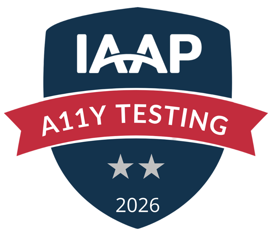 Badge do IAAP (2026) para A11Y TESTING. Escudo azul-escuro com faixa vermelha e duas estrelas na base, com os textos em inglês A11Y TESTING, Knowledge Badge e 2026.